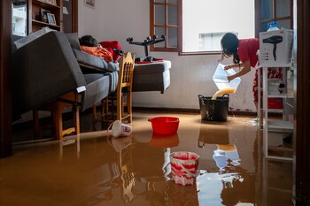 Una persona achica agua en su domicilio de Arrecife, Lanzarote, el sábado, 12 de abril de 2025. (EFE/ Adriel Perdomo)