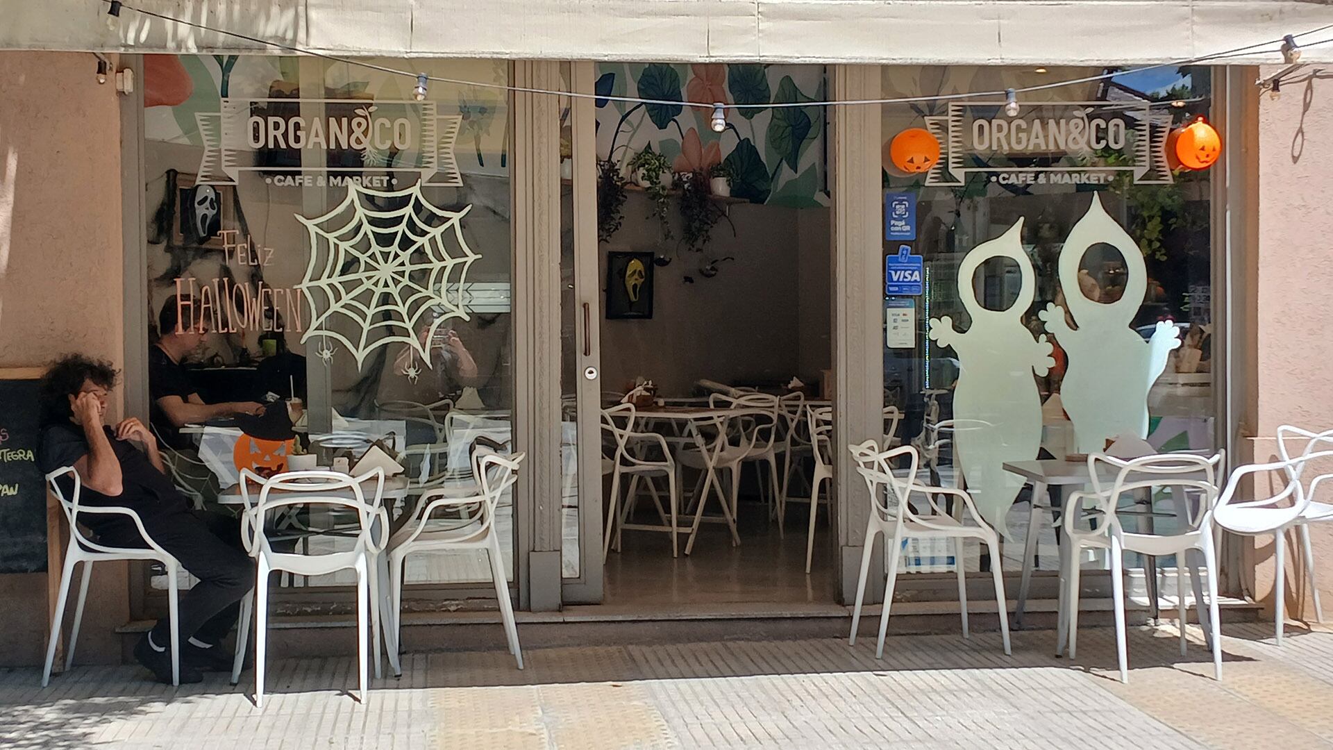 La cultura de consumo global ofrece rituales listos para usar, pero sin la profundidad histórica de los nacionales (Foto: Maximiliano Luna)