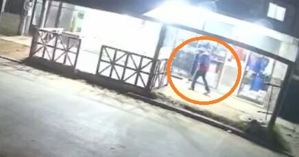 La cámara de seguridad que captó los movimientos del sospechoso antes de violar a una mujer en un descampado de Mariano Acosta, en el partido bonaerense de Merlo.