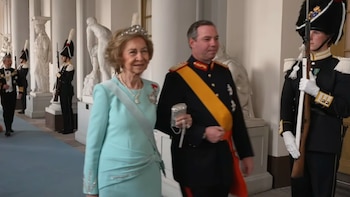 La reina Sofía no se deja ensombrecer en la cumbre de la realeza de Suecia: se une al desfile de tiaras históricas del 80 cumpleaños del rey Carlos Gustavo