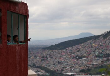 Dos niños se asoman desde