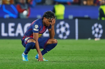 Lamine Yamal del Barcelona reacciona tras la derrota 2-0 antre el Atlético de Madrid en la ida de los cuartos de final de la Liga de Campeones, el miércoles 8 de abril de 2026, en Barcelona. (AP Foto/Joan Monfort)