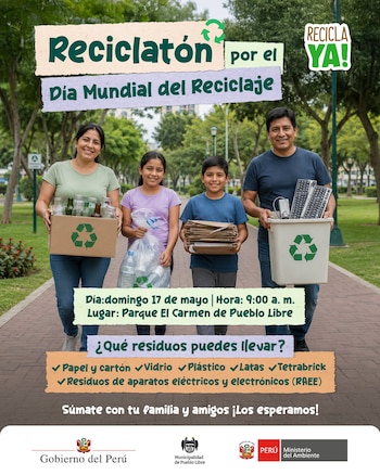 Una familia sonriente en un parque, llevando cajas y bolsas con botellas de vidrio, plástico, cartón y teclados para reciclar
