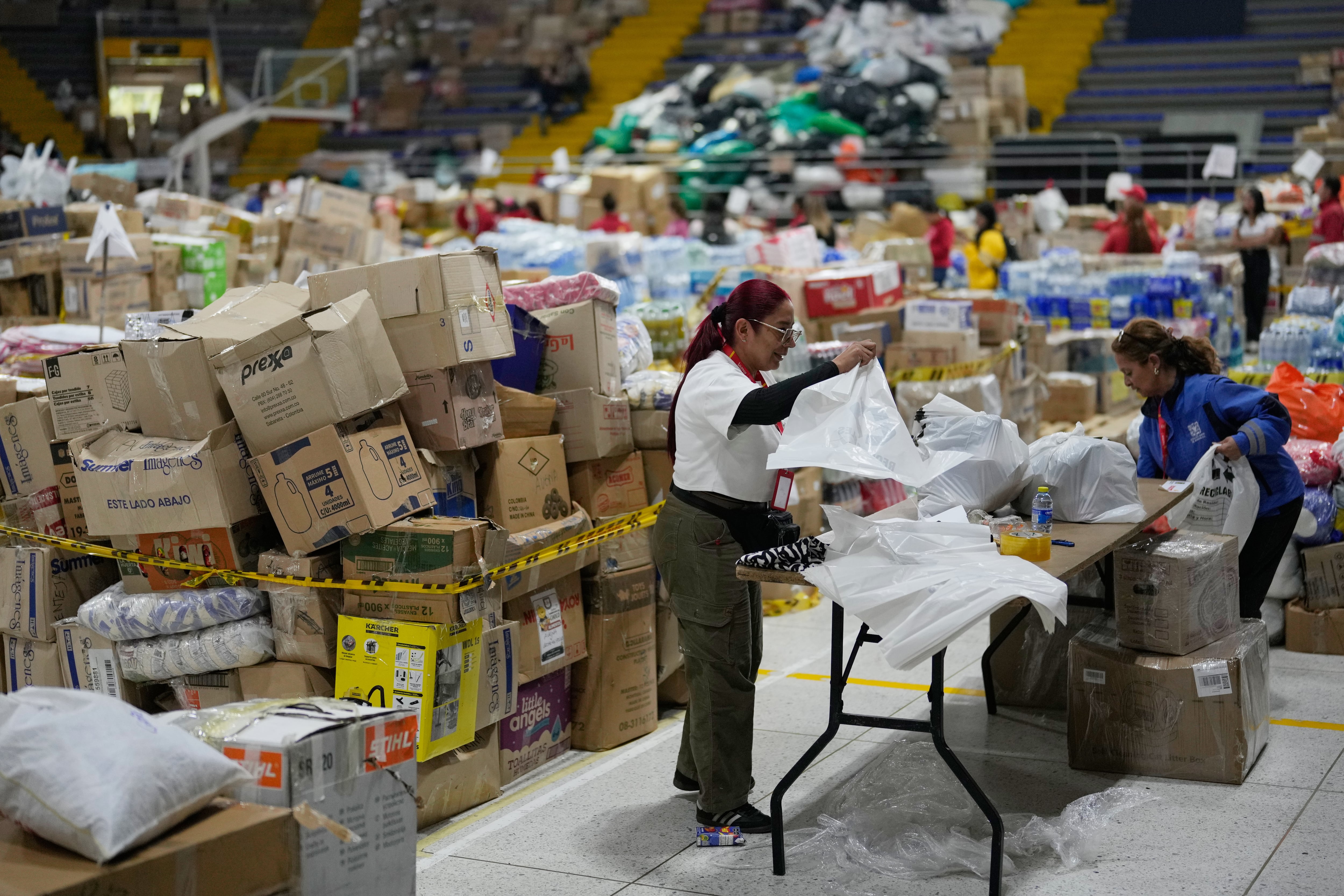 Desde el estadio El Campín, voluntarios recogieron toneladas de ayudas para damnificados del terremoto del 10 de agosto - crédito Fernando Vergara/AP Foto