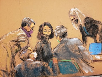 Ghislaine Maxwell hablando con sus