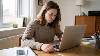 ¿Dejar el cargador siempre conectado es malo? El daño real que sufre la batería de tu portátil