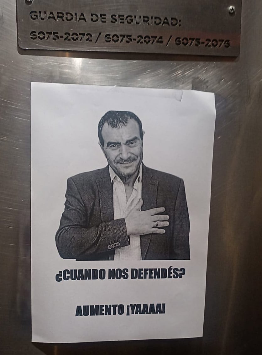Folleto visto en la Cámara alta con críticas hacia el titular de APL, Norberto Di Próspero, en marzo de 2025