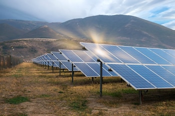 "En minería, por ejemplo, hay microrredes completas donde no llega ninguna línea eléctrica y toda la solución energética depende de generación solar y almacenamiento con baterías de litio", comenta Ariel (Foto: Shutterstock)