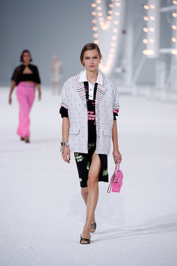 Los estampados en esta colección veraniega fueron los verdaderos protagonistas. Rayas e inscripciones sobre las prendas no faltaron para esta nueva línea de Chanel