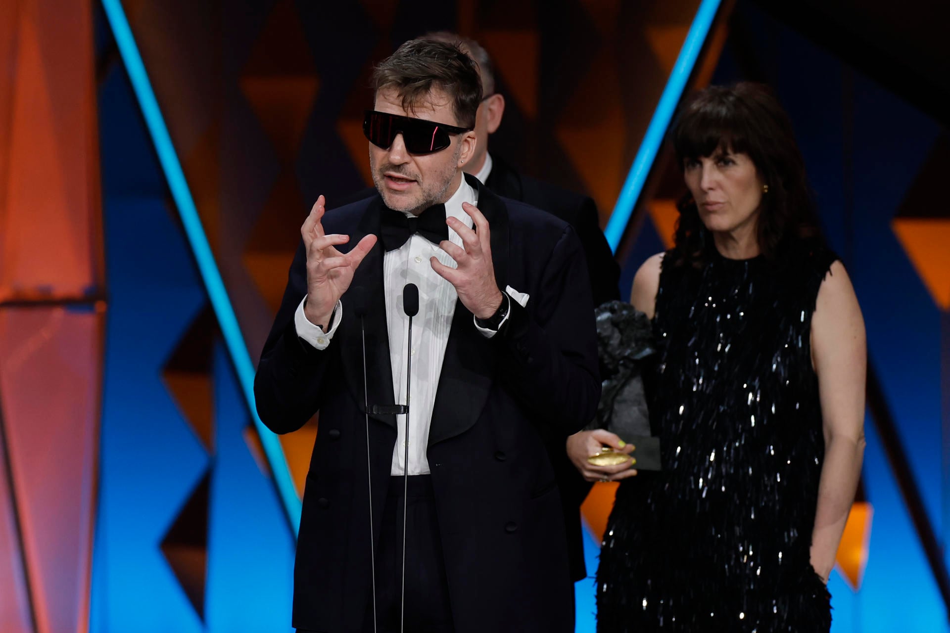 BARCELONA, 28/02/2026.- El director Albert Serra gana el Goya a mejor película documental por ´Tardes de soledad´, durante la ceremonia de entrega de los Premios Goya en su 40 edición, este sábado en el Auditorio Fórum CCIB de Barcelona. EFE/Alberto Estévez