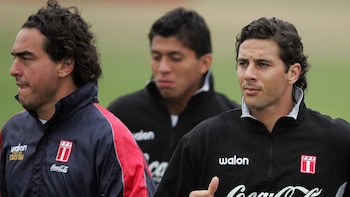 Claudio Pizarro entrenando al lado de José Guillermo del Solar. - Crédito: AFP