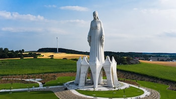 Polonia está a punto de inaugurar la estatua de la Virgen María más alta de Europa