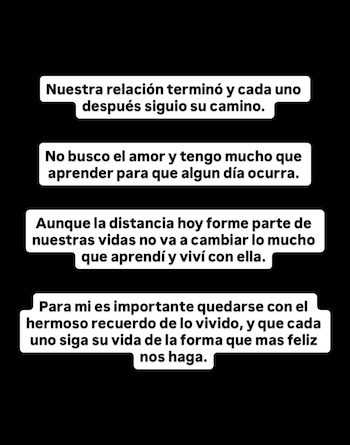 Cuatro cajas de texto blanco con letras negras alineadas al centro sobre un fondo negro