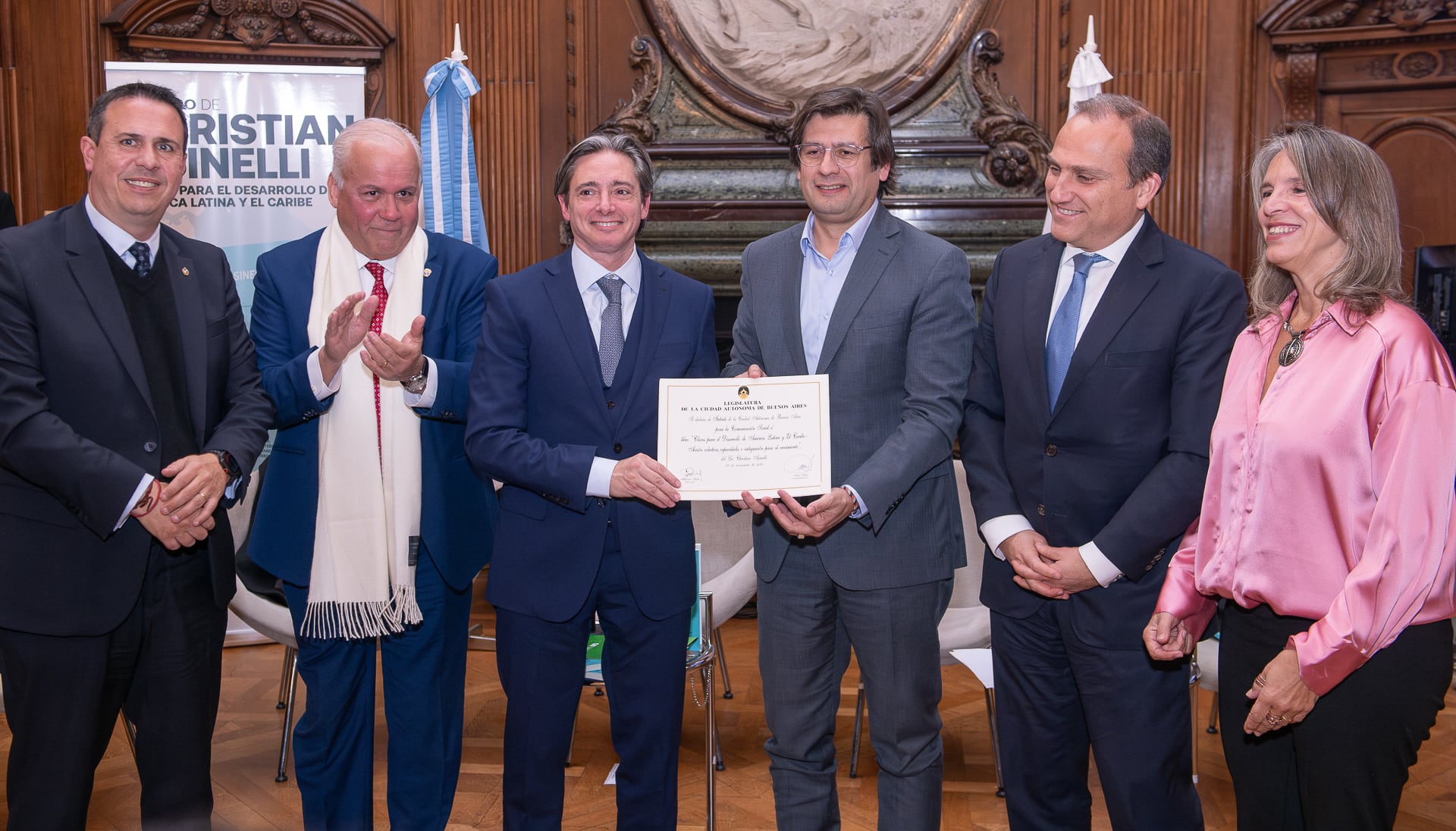 Christian Asinelli recibe el reconocimiento a su libro de manos del legislador porteño Alejandro Grillo