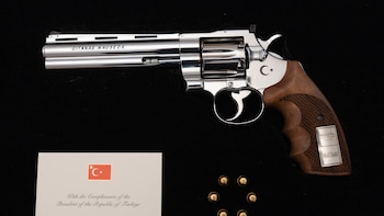 Una pistola y seis balas: el inusual regalo que recibieron los jefes de Estado de la OTAN en Turquía