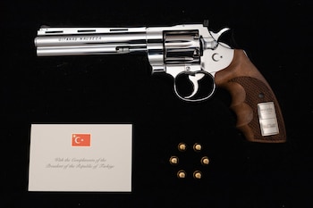 El revólver grabado con el nombre del presidente de Lituania, Gitanas Nauseda, uno de los regalos que Erdogan entregó a los líderes de la OTAN en Ankara (Eitvydas Kinaitis/Oficina del Presidente de Lituania/AFP)