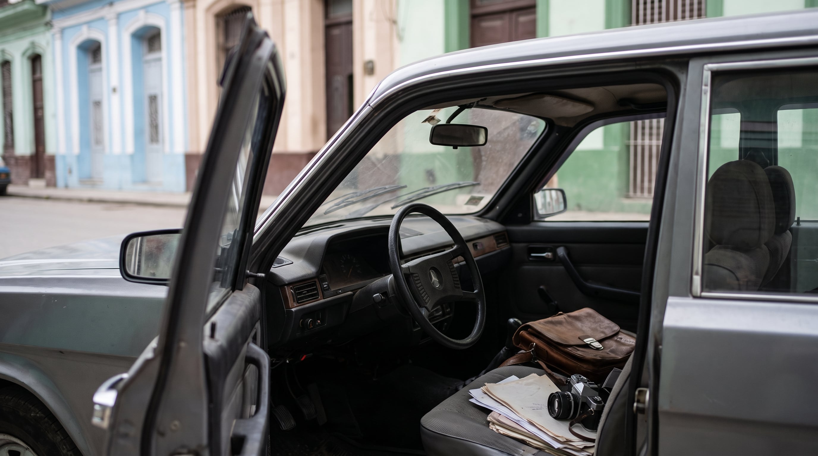 Un automóvil permanece estacionado con la puerta abierta y objetos personales en su interior en una calle de La Habana. (Imagen Ilustrativa Infobae)