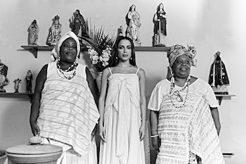 El videoclip muestra rituales y