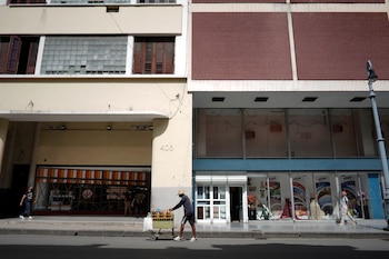 Un vendedor ambulante vende refrescos