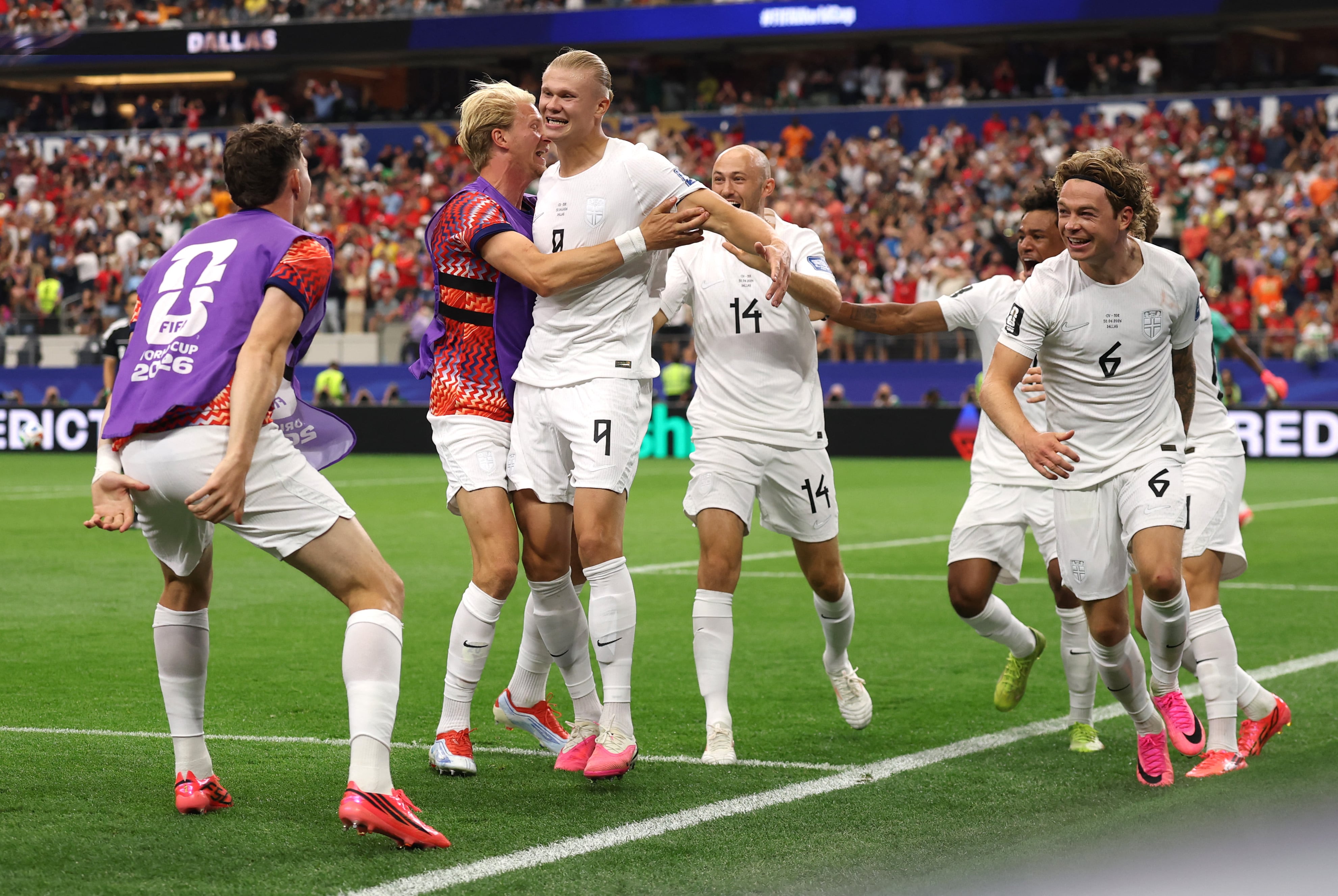 Erling Haaland festeja su gol ante Costa de Marfil junto al resto de sus compañeros de Noruega (Lars Baron / GETTY IMAGES))