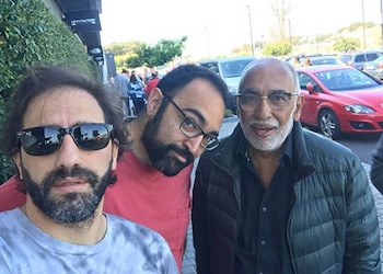 "El Negro" junto a Agustín y Pablo, sus hijos.