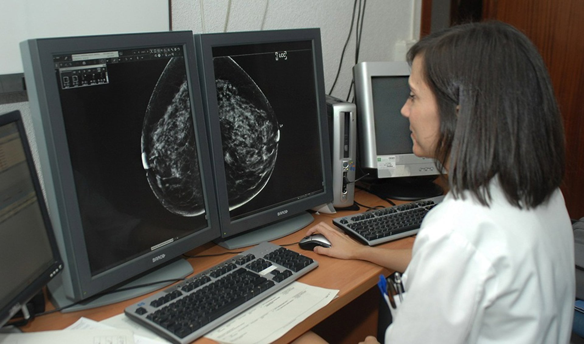 30/07/2026 Una doctora observa una mamografía.
POLITICA
JUNTA DE ANDALUCÍA