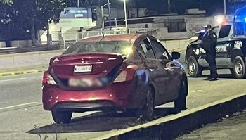 El cuerpo fue localizado al interior de un vehículo color rojo. (Especial)