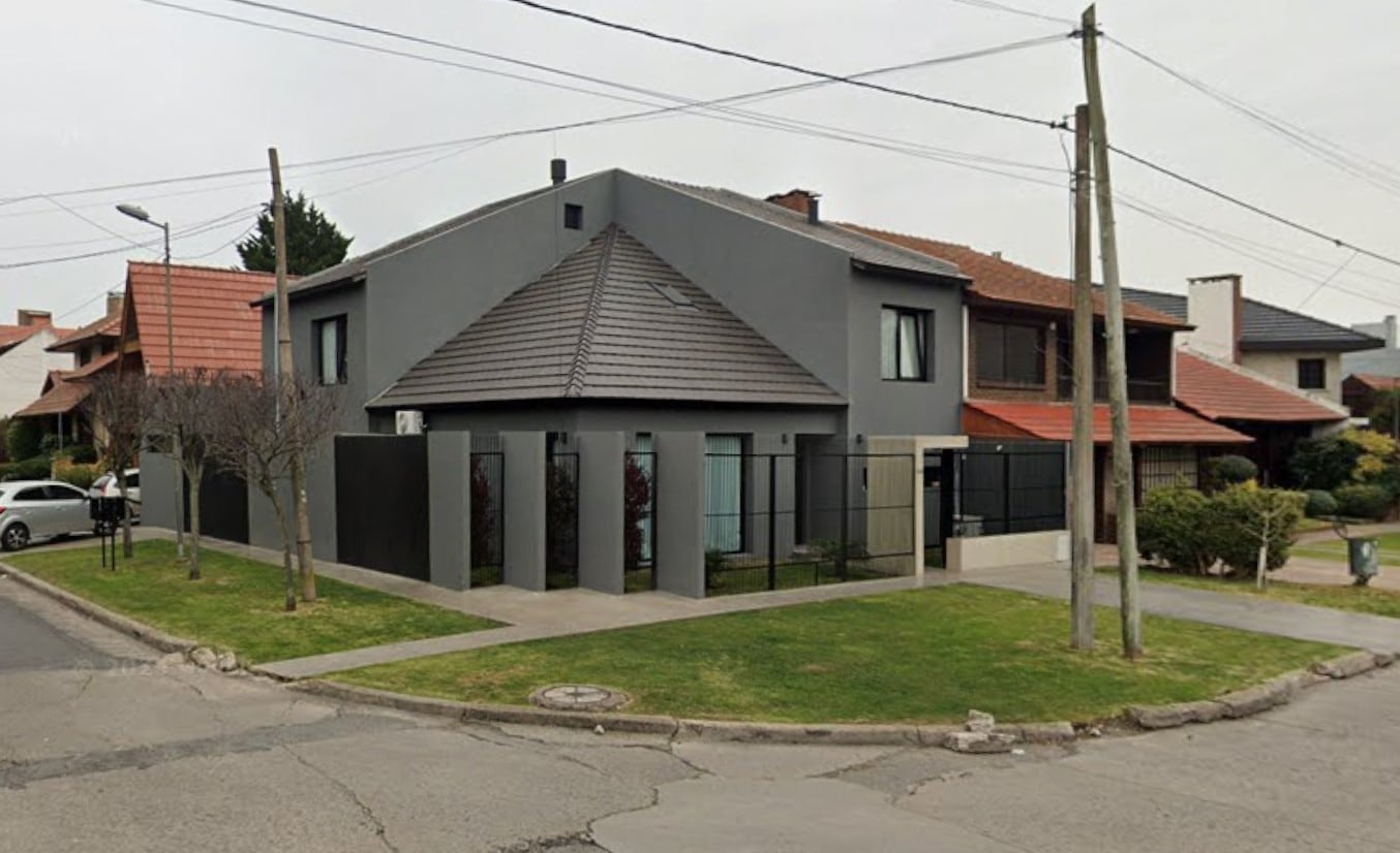 La vivienda asaltada está ubicada sobre avenida Paso y Urquiza, frente al cementerio de La Loma