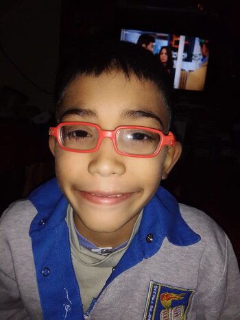 Niño ayuda a compañero de escuela para que pueda operarse de la vista
