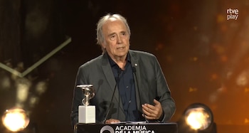El cantautor catalán agradece el reconocimiento durante la gala en Madrid