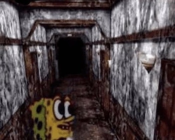 Imagen de un pasillo largo y oscuro con paredes deterioradas que se pierde en la distancia, y en primer plano, una versión meme de Bob Esponja con ojos desorbitados