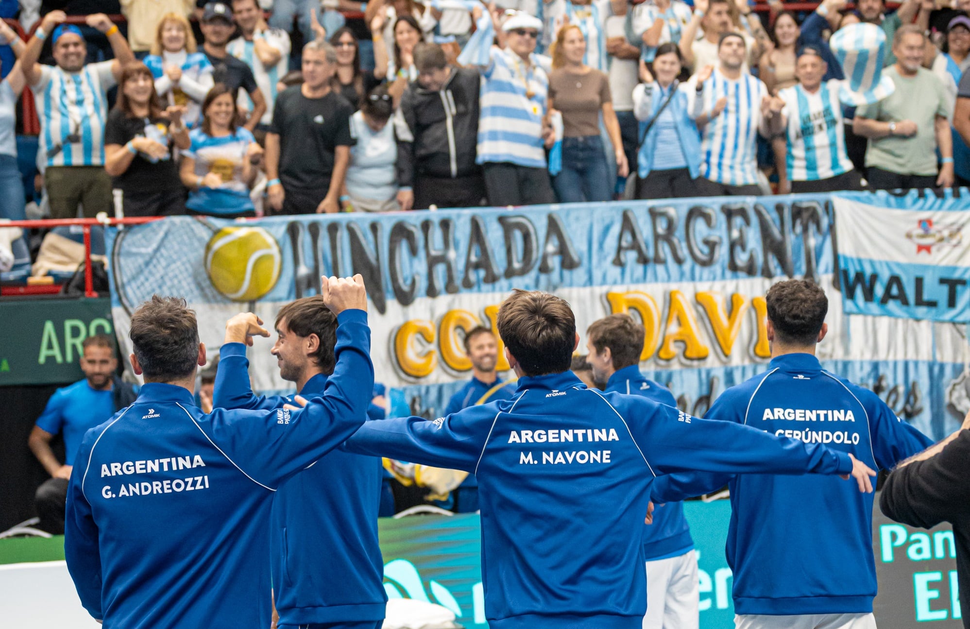 Los jugadores argentinos saludan al grupo de fanáticos que sigue al equipo donde juegue (Crédito: Omar Rasjido / Prensa AAT)