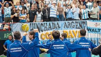 Viajan por el mundo para alentar a Argentina en la Copa Davis: la historia detrás de la hinchada que llegó a Neuquén