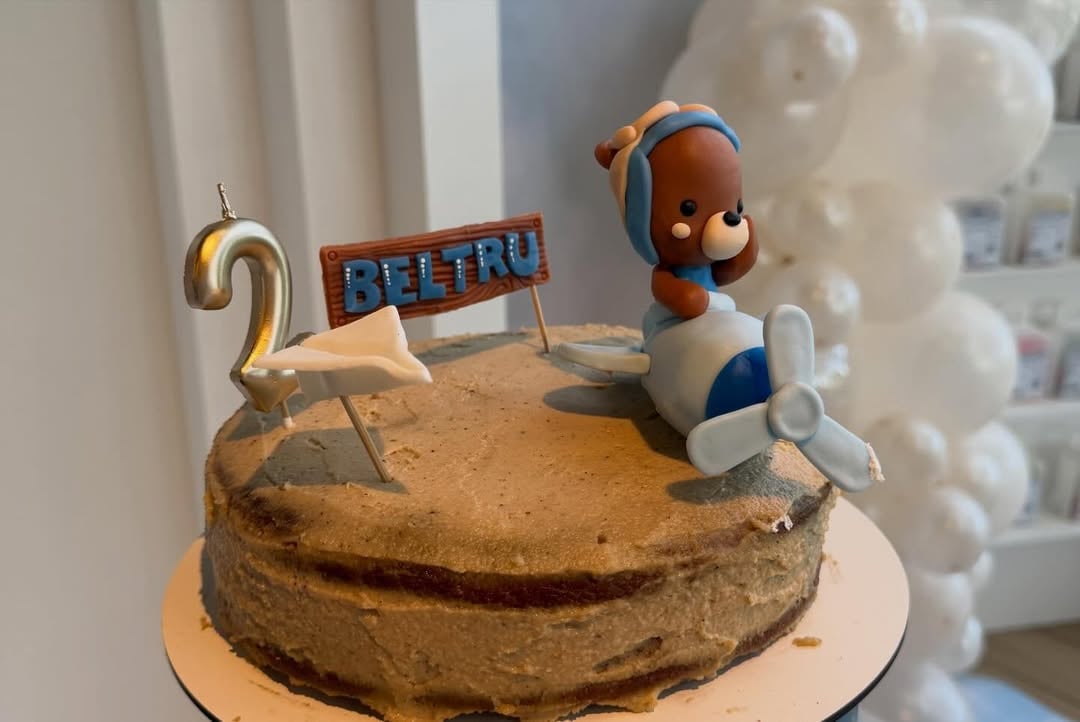 La torta principal del evento presentó un diseño único con un oso pilotando un avión y una vela con el número dos