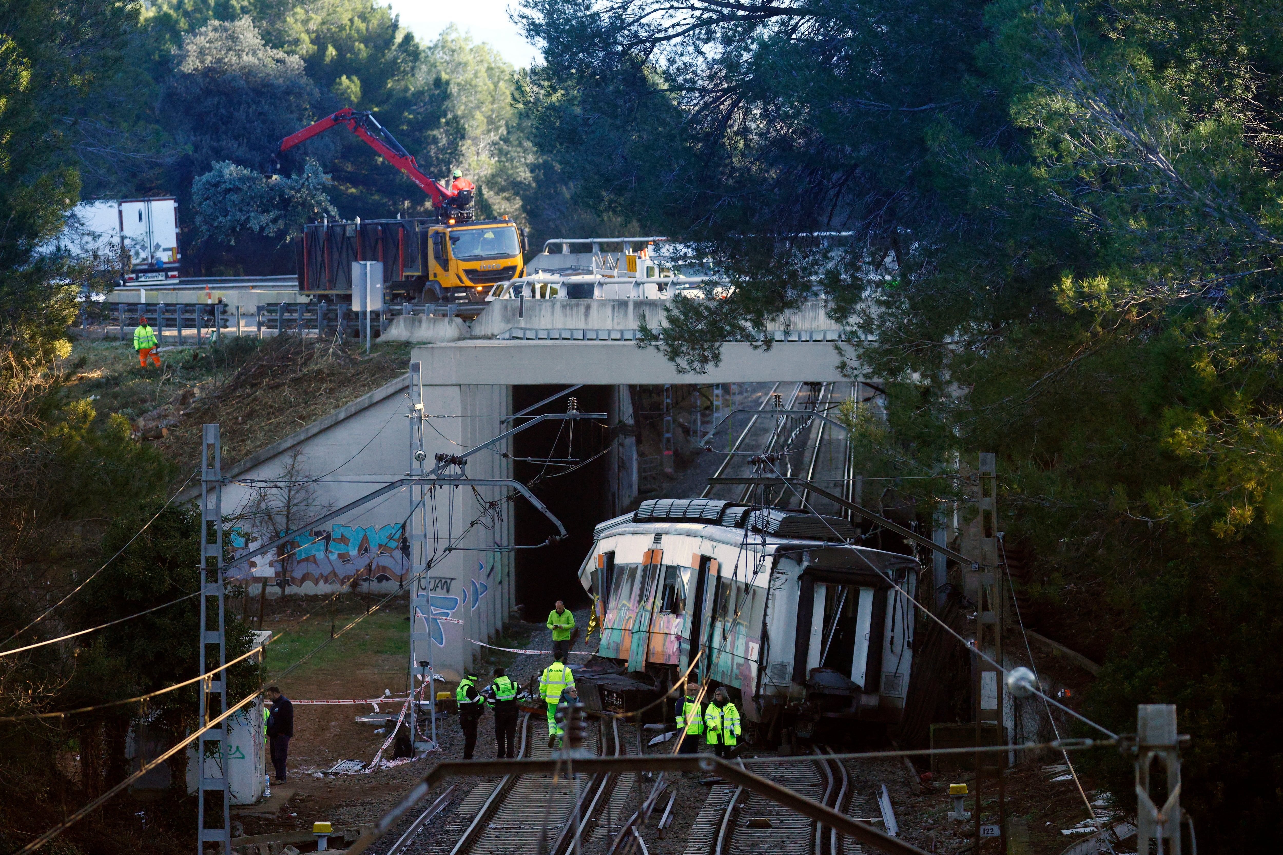 GRAFCAT7095. GELIDA (BARCELONA), 23/01/2026.- Renfe continua los trabajos de desguace y retirada del tren accidentado en Gelida (Barcelona) el pasado día 20, si bien no hay previsión de cuándo puedan acabar. Los vagones del convoy ya han sido retirados, mientras que la locomotora se desguazará in situ. EFE/Quique García