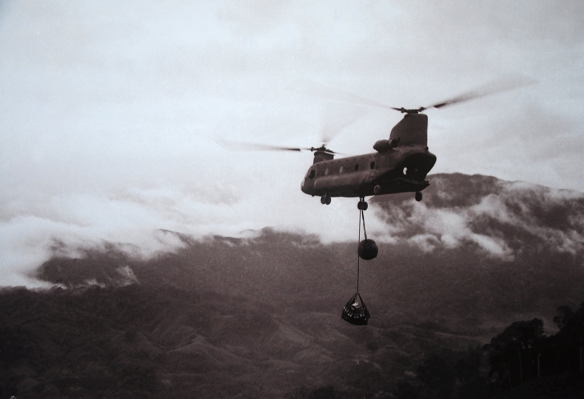 Que a Ezcurra lo eliminaron miembros del Vietcong siempre se vio como la hipótesis principal. Sin embargo, sus artículos mostraban una independencia de criterios tal que podía haber sido molesta para las tropas de ocupación de Estados Unidos. Escribió sobre la valentía de los guerrilleros, “que peleaban como lobos” –según las palabras de un soldado norteamericano-, o que no usaban botas de cuero sino sandalias hechas con cubiertas de autos (Ignacio Ezcurra/Biblioteca Nacional)