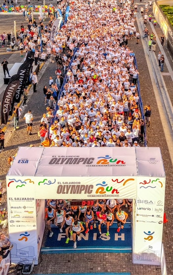 Más de 1,200 corredores tomaron la salida frente al Palacio Nacional durante el El Salvador Olympic Run Centro Histórico 2026.