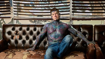 Superpuso capas de tatuajes hasta más de 100 veces y el Guinness tuvo que crear una categoría nueva para reconocerlo: quién es Ephemeral Remy