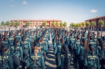 Guardias civiles desfilando