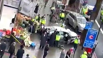 Un automovil embistio a un grupo de personas en un mercado de Londres al menos cuatro heridos captura