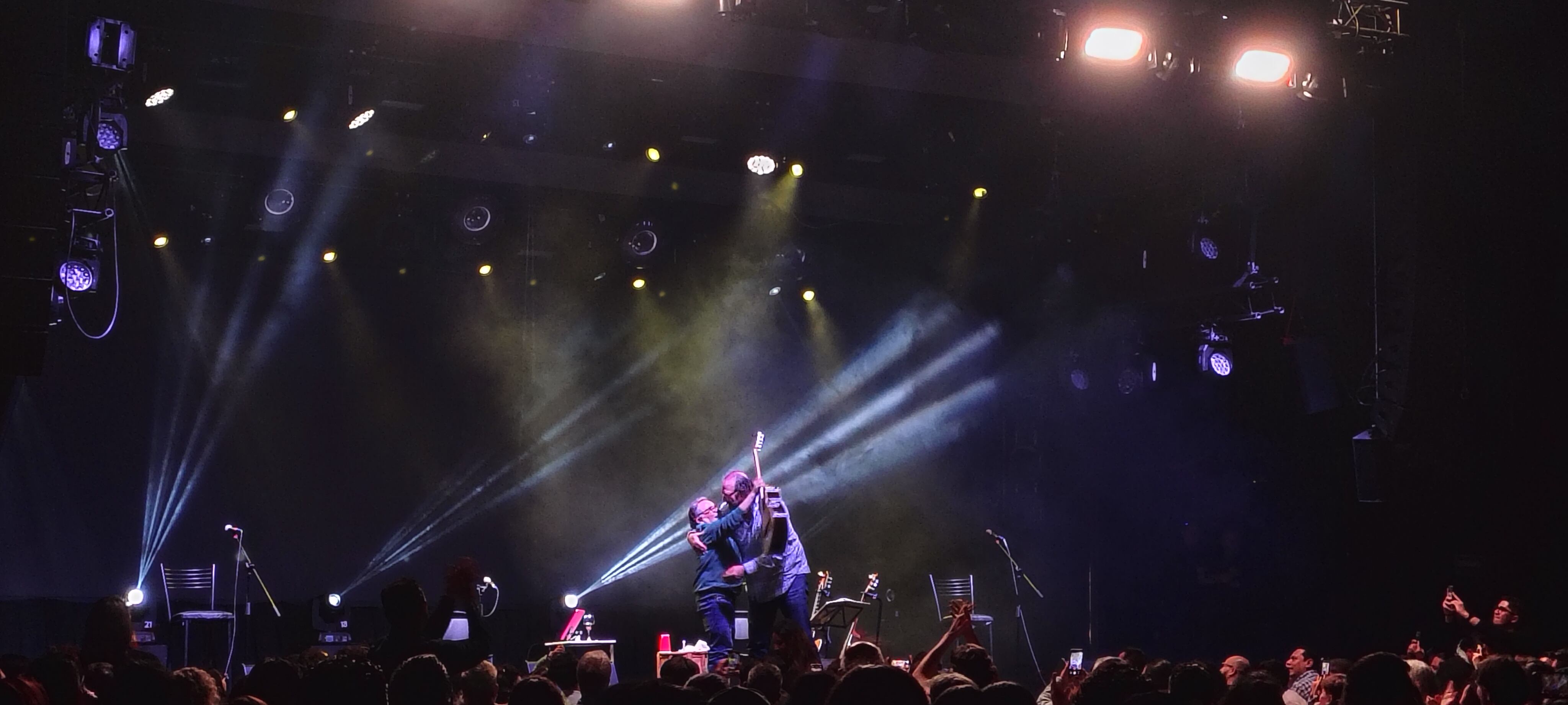 Fernando Delgadillo y Alejandro Filio finalizaron su concierto en la CDMX con un abrazo ante un público que pedía más tiempo y más canciones. Foto: Omar Martínez/Infobae México.