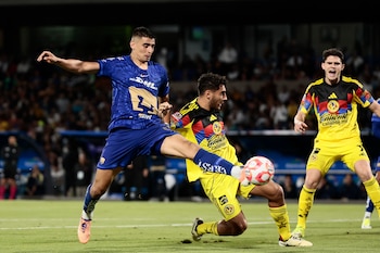 Guillermo Martínez (i) de Pumas disputa el balón con Sebastián Cáceres (d) de América este sábado en partido jugado en Ciudad de México. EFE/José Méndez