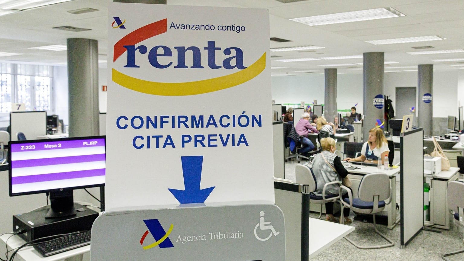 Varias personas son atendidas en la Agencia Tributaria para presentar la declaración de la renta. (Carlos Luján / Europa Press)