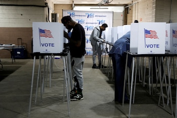 Votantes rellenan sus papeletas para las elecciones presidenciales durante la votación anticipada en Detroit, Michigan (REUTERS/Rebecca Cook)