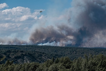 Vista del incendio declarado este jueves en La Mierla, Guadalajara. (Nacho Izquierdo/EFE)