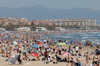 La playa de Valencia, a 26 de abril de 2026. (EFE/ Ana Escobar)