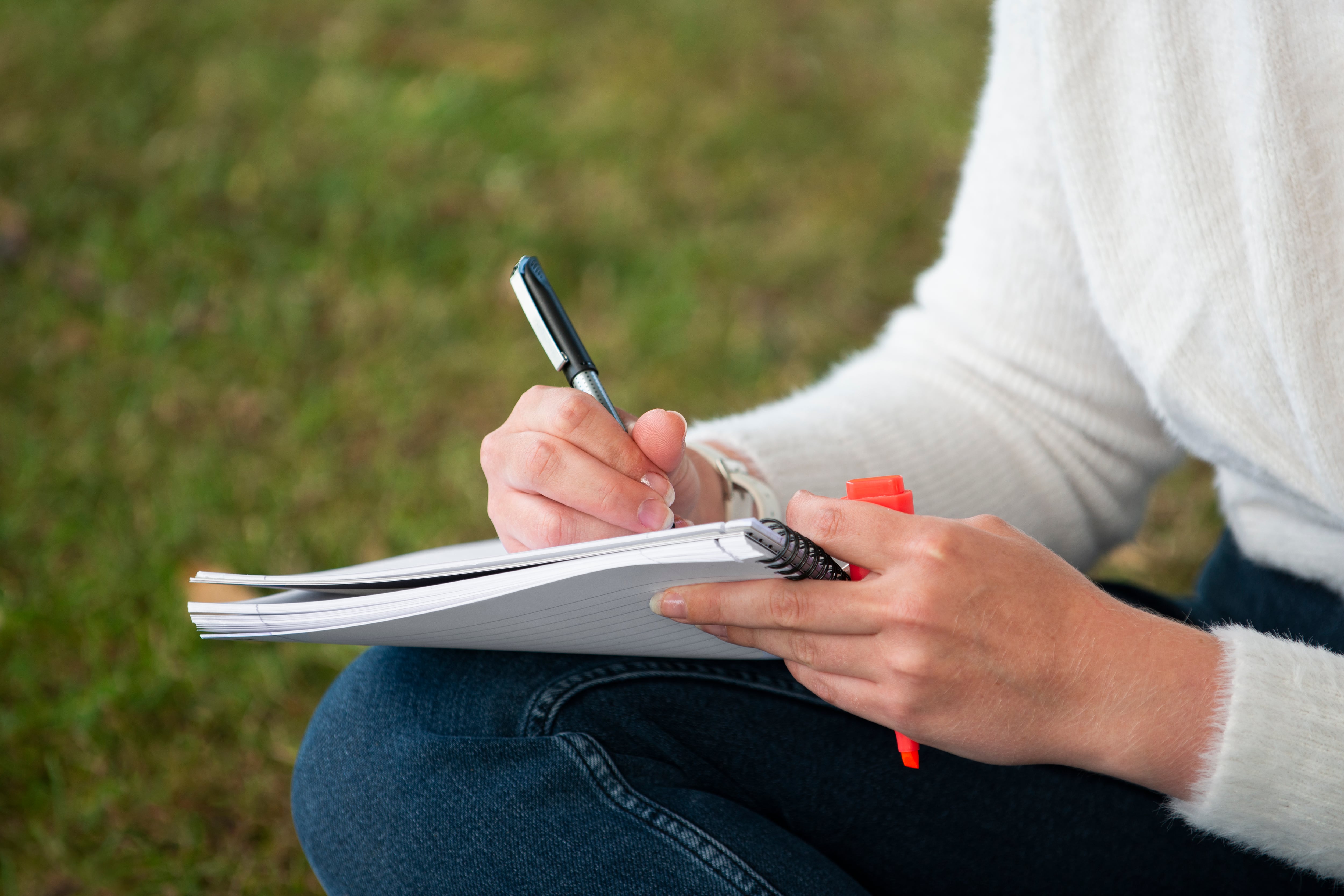 Una mujer anotando en su libreta (Magnific)