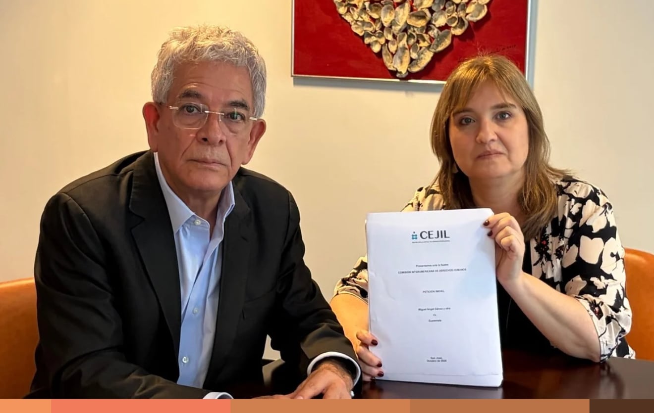 El exjuez guatemalteco Miguel Ángel Gálvez junto a Gisela de León, directora jurídica de CEJIL. (CEJIL)
