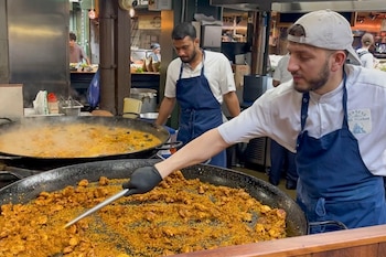 La paella más viral de Londres está en el mercado gastronómico de Borough (EFE/ Luis Campello)