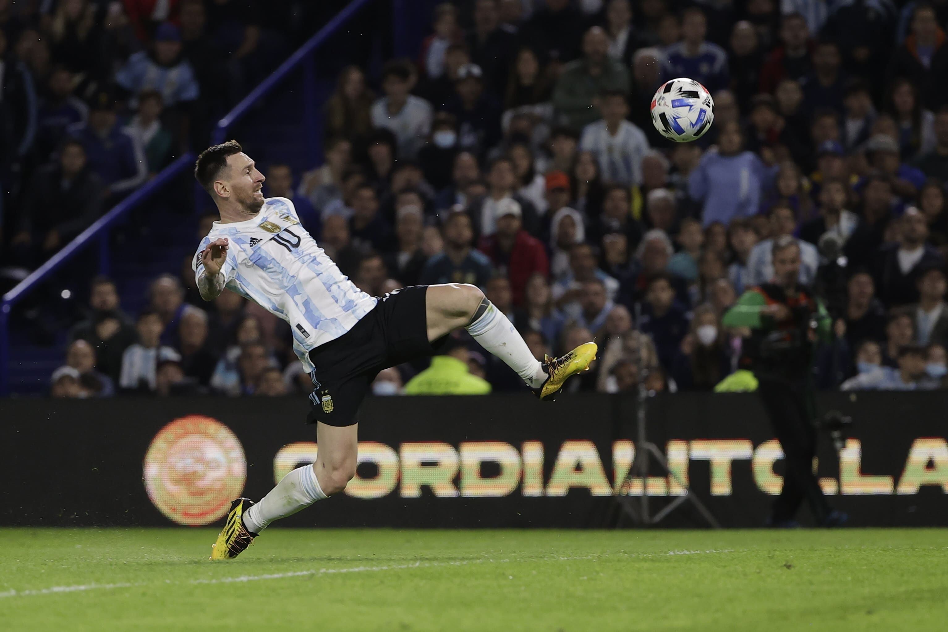 Lionel Messi de Argentina salta por la pelota en un partido de las eliminatorias sudamericanas para el Mundial de Catar 2022 entre Argentina y Venezuela en el estadio La Bombonera en Buenos Aires (EFE/Juan Ignacio Roncoroni)